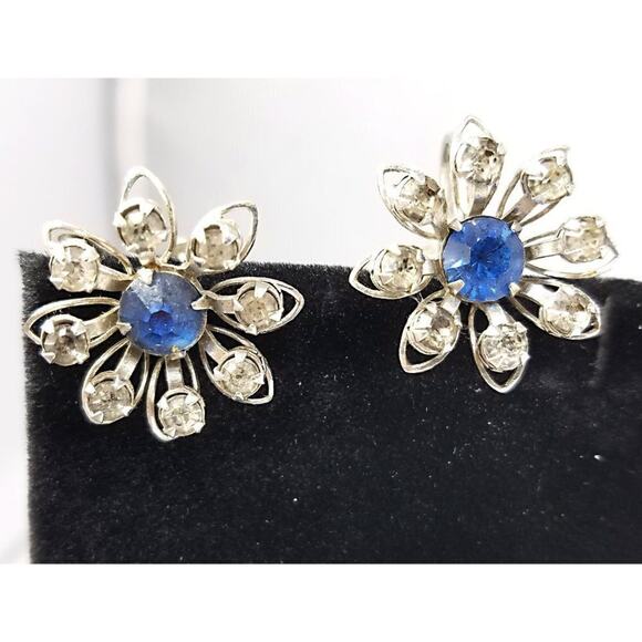 Bugbee & Niles Blue Rhinestone Screw Back Earrings, Vintage Jewelry 1940s - Picture 9 of 10